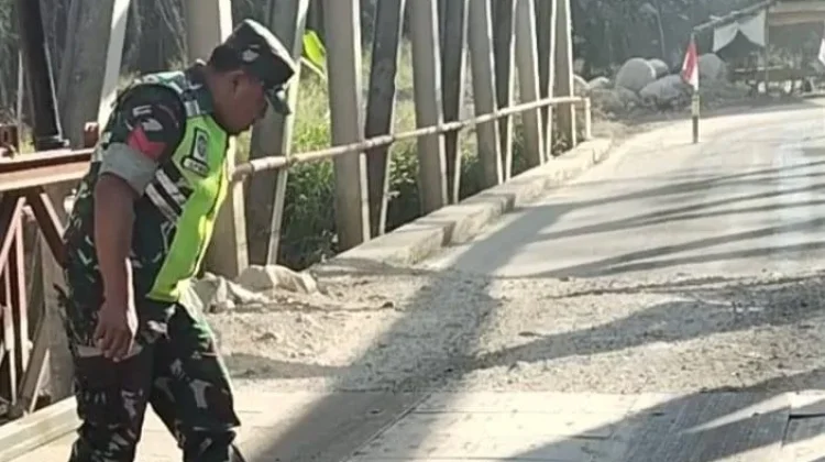 Cegah Kerusakan, Babinsa Periksa Fisik Jembatan Bailey Tange Besi