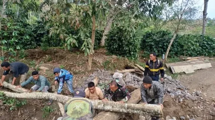 Warga Gotong Royong Bangun Jembatan Darurat