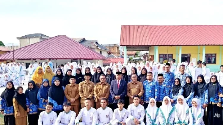 Anggota DPR RI Irmawan Pimpin Upacara Di Smansa Blangkejeren