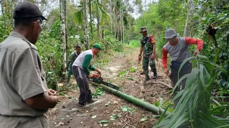 Warga dan Babinsa Gotong-Royong Bersihkan Jalan Perkebunan