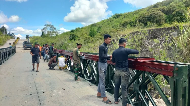 Masyarakat dan TNI Gotong Royong Cat Jembatan Bailey Karang Rejo