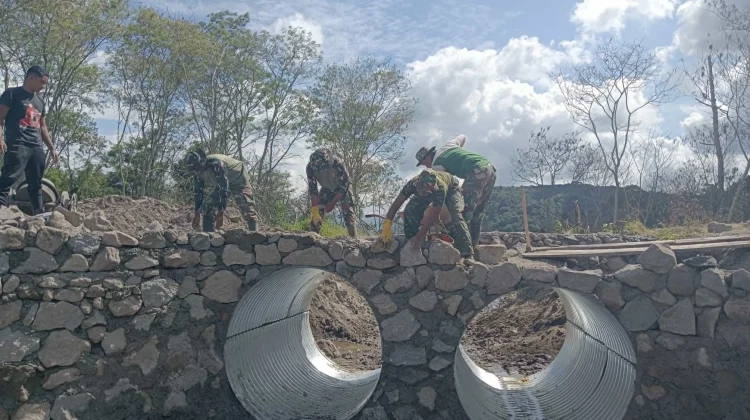 Warga dan TNI Gotong Royong Bangun Turap Jembatan Aramco