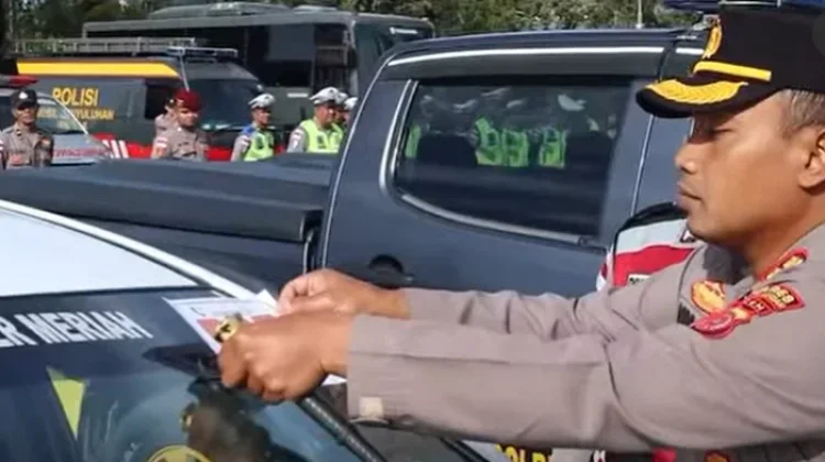 Kendaraan Dinas Polres Bener Meriah Dipasang Logo Layanan 110