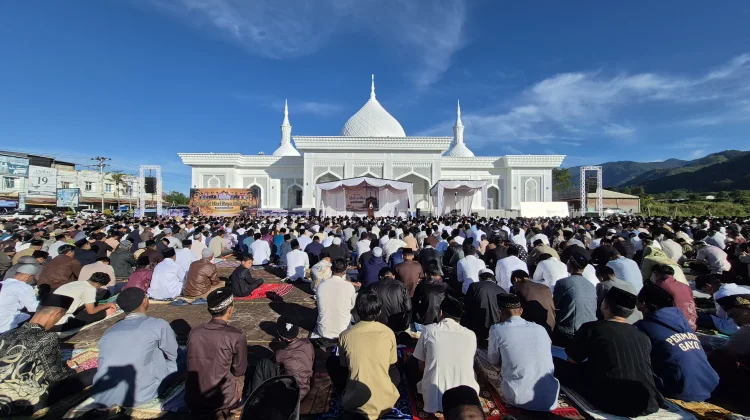 Wabup Bener Meriah dan Ribuan Jamaah Shalat Ied Adha di Masjid Babussalam