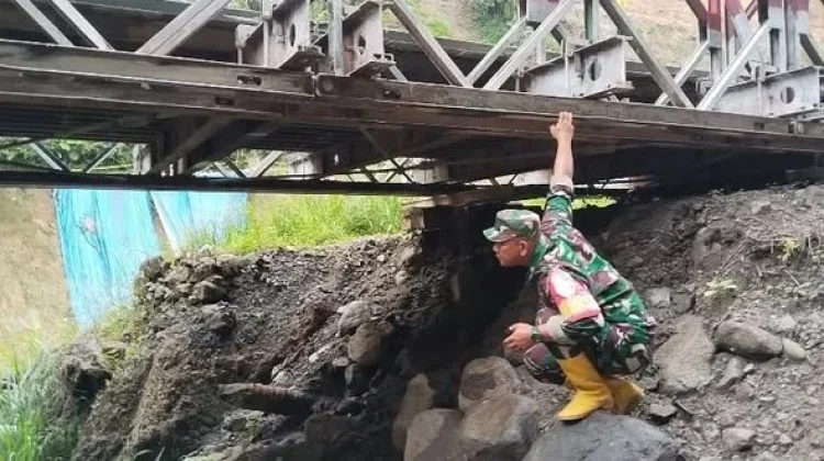 Babinsa  Rutin Pantau Kondisi Jembatan Bailey Tenge Besi