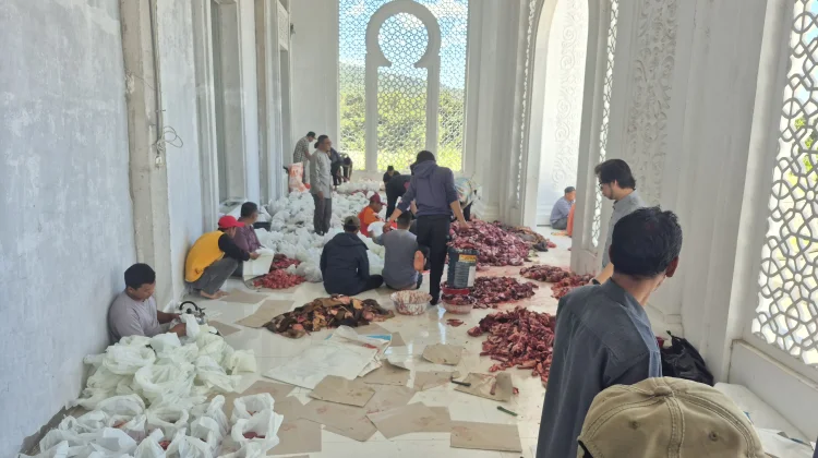 Penghuni Huntara Bener Meriah juga Dibagikan Daging Kurban