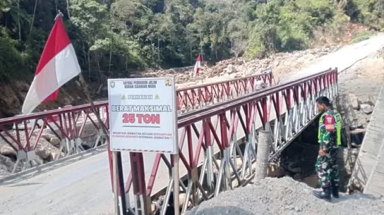 Babinsa Koramil 05/Permata Patroli Jembatan Bailey