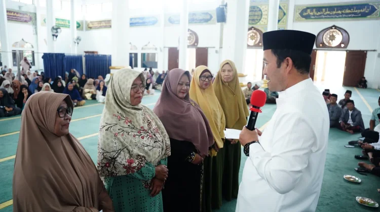 Bupati Haili Serahkan Insentif Guru Mengaji dan Pengurus Masjid