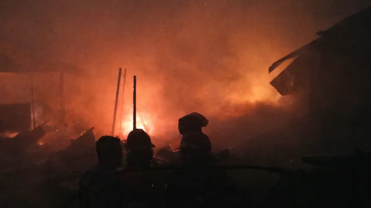 Kebakaran Hanguskan Dua Rumah di Kebayakan