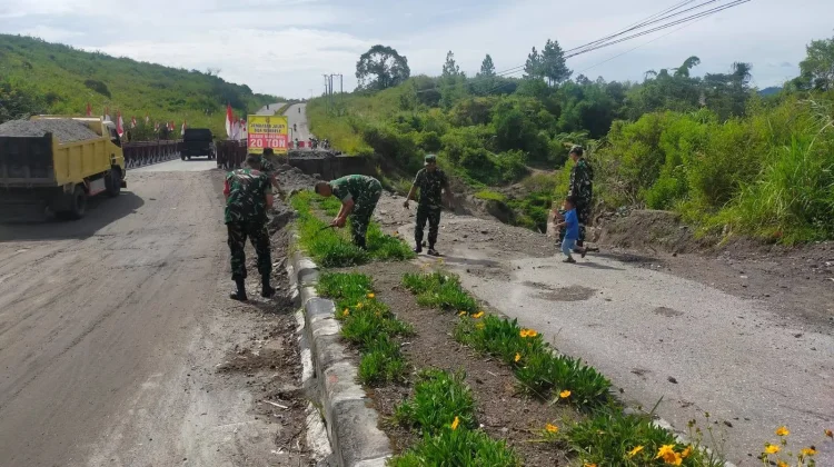 Anggota Koramil 06/Bukit  Bersihkan Sampah di Jembatan Bailey Karang Rejo