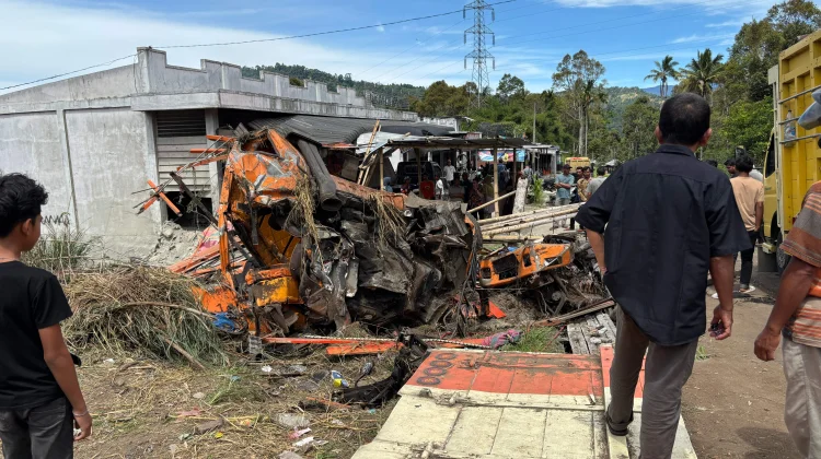 Diduga Rem Blong, Truk Bermuatan Semen Hantam Ruko, Satu Orang Meninggal Dunia