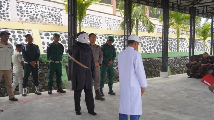 Langgar Qanun Jinayat, Kejari Gayo Lues Lakukan Eksekusi Cambuk