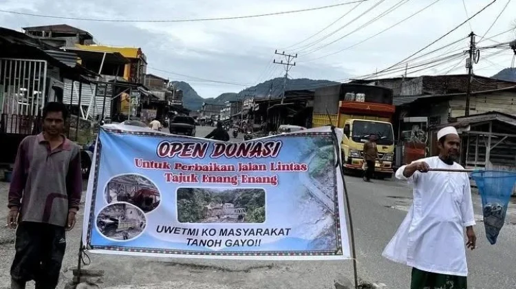 Warga Galang Dana Perbaikan Jalan Nasional Bireuen–Takengon  Kawasan Enang Enang