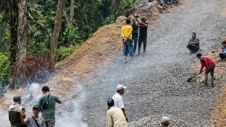 Alumni STM Negeri Bireuen ’93 Salurkan Donasi untuk Perbaikan Jalan Enang-Enang