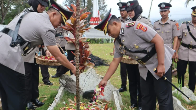 Sambut  Hari Bhayangkara, Polres Bener Meriah dan Aceh Tengah Ziarah Makam Pahlawan