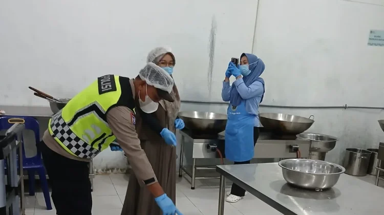 Bhabinkamtibmas Polsek Pintu Rime Gayo Sambangi Dapur MBG