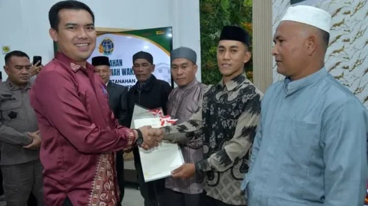 Pemkab Bener Meriah Serahkan Sertifikat Tanah Wakaf kepada Nazir