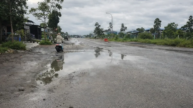 Jalan Depan Terminal Paya Ilang Takengon Becek, Warga Minta Pemerintah Bertindak