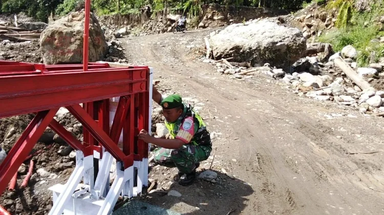 Antisipasi Kerusakan Dini, Babinsa Koramil 03/TG Tinjau Jembatan Bailey