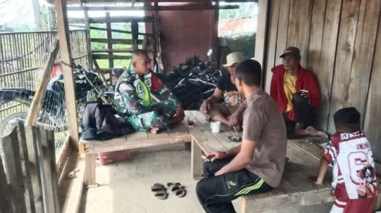 Komsos Bersama Warga, Babinsa Bahas Situasi Kamtibmas di Mesidah
