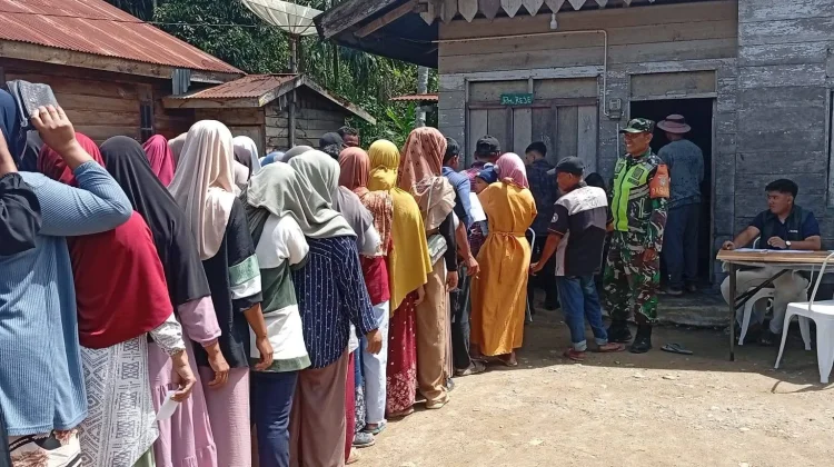 Babinsa Syiah Utama Dampingi Penyaluran Bantuan Pangan Bulog kepada Warga