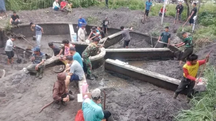Warga Tiga Kampung Gotong Royong Bersihkan Bak Penampungan Air