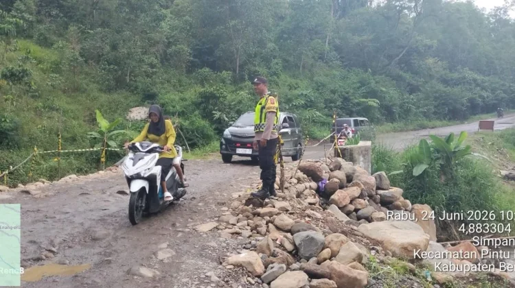Polsek Pintu Rime Gayo  Monitoring dan Pengamanan Lalu Lintas Pasca Banjir