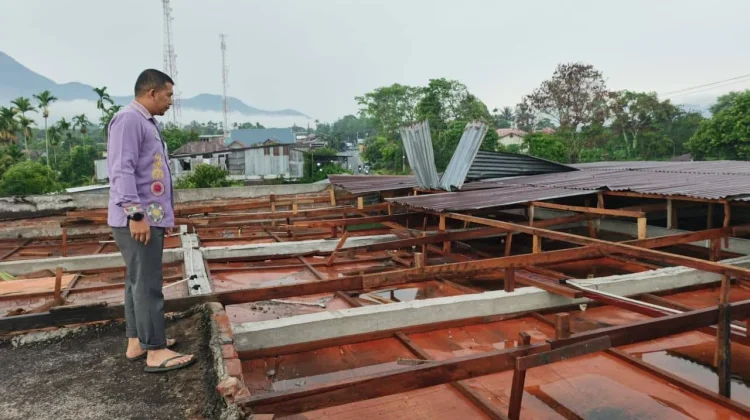 Camat Timang Gajah Tinjau Rumah Warga Rusak Diterjang Puting Beliung