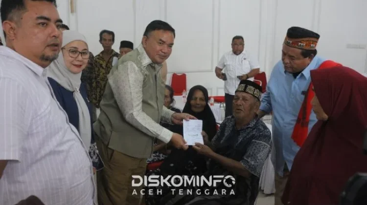 Bupati Aceh Tenggara Serahkan Santunan Sosial kepada 100 Lansia
