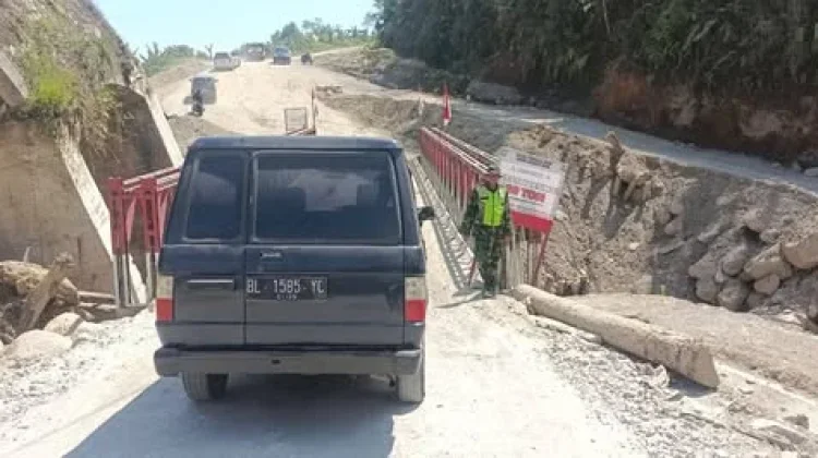 Babinsa Koramil 05/Permata Pantau Kondisi Jembatan Bailey Burni Pase