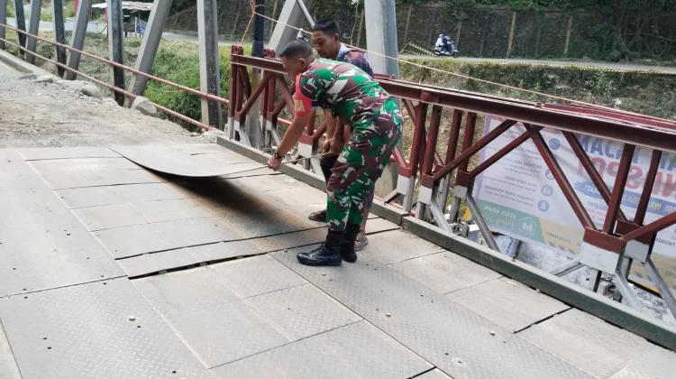 Koramil 04/PRG Bersama Warga Rutin Cek Kondisi Jembatan Bailey Tenge Besi