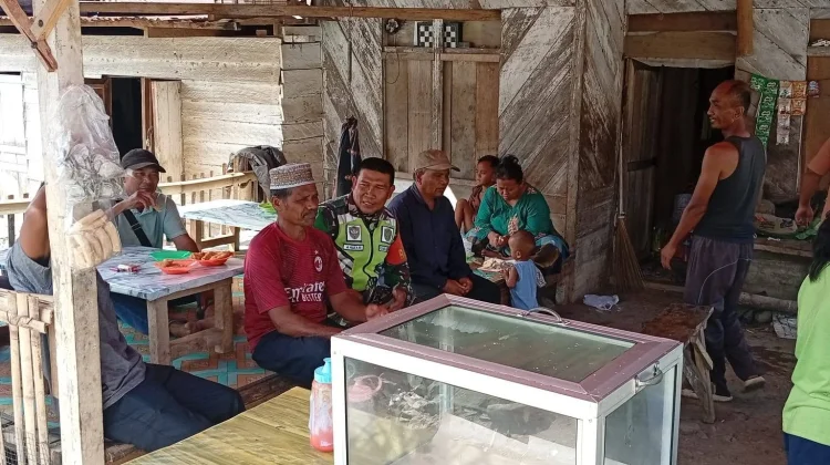 Babinsa Koramil 01/Bandar Pererat Silaturahmi Melalui Komsos Bersama Warga Rusip