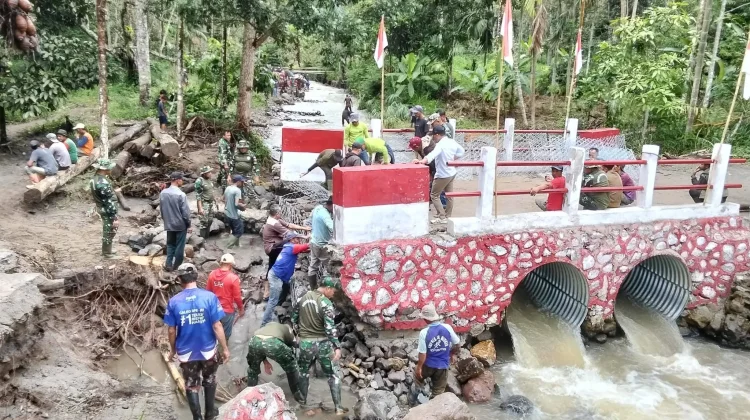 Jembatan Aramco Blang Rongka Rusak Diterjang Arus, TNI dan Warga Lakukan Perbaikan
