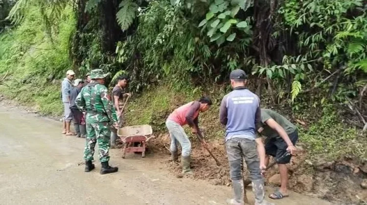 Babinsa Warga Bersihkan Saluran Air di Kampung Gemasih