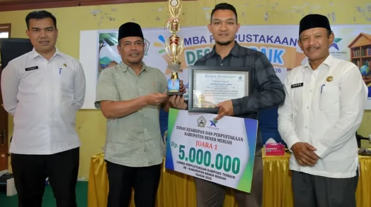 Sekda Bener Meriah Serahkan Penghargaan Lomba Perpustakaan Desa Terbaik