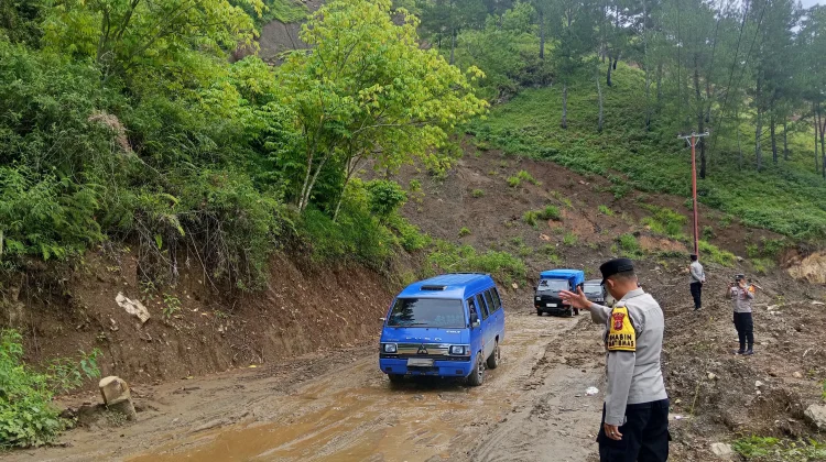 Polsek Kebayakan Atur Lalin Lintas Takengon–Bintang