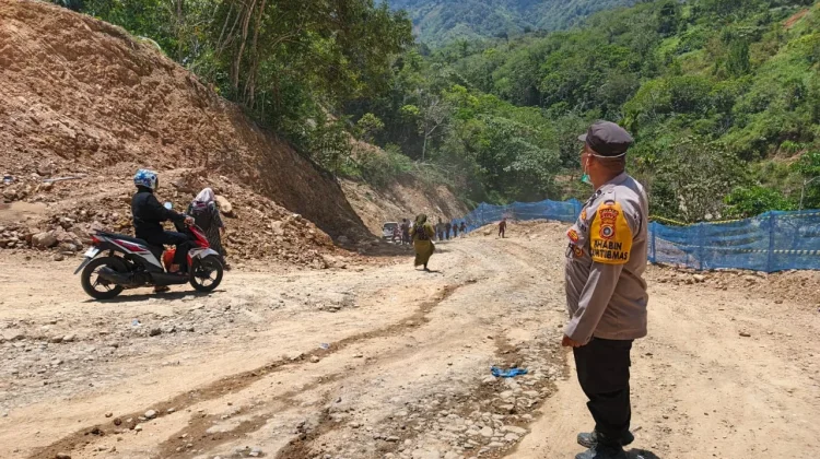 Polisi Atur Lalun di Titik Longsor