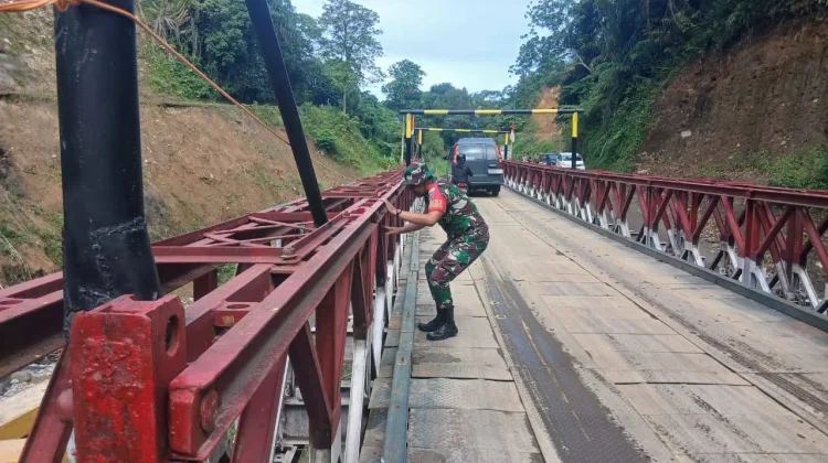 Pastikan Jembatan Bailey  Aman, Babinsa Koramil 04/PRG Rutin Laksanakan Patroli