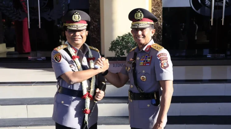 Irjen Pol Marzuki Ali Basyah Serahkan Pataka "Machdum Sakti" kepada Kapolda Baru