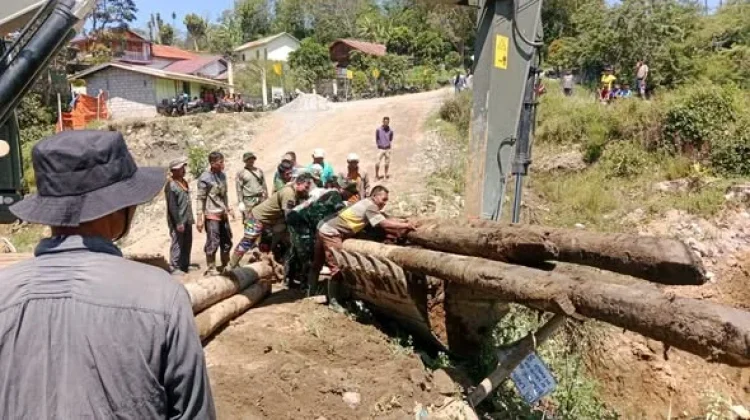 TNI dan warga Gotong Royong Bangun Jembatan Bailey di Jalan eks KKA