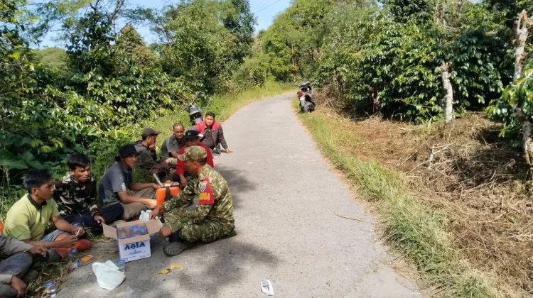 Babinsa Koramil 05/Permata Pererat Silaturahmi dengan Warga Melalui Komsos