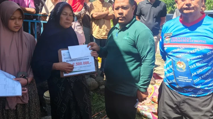 Baitul Mal Aceh Tengah Salurkan Bantuan Korban Kebakaran Dedingin