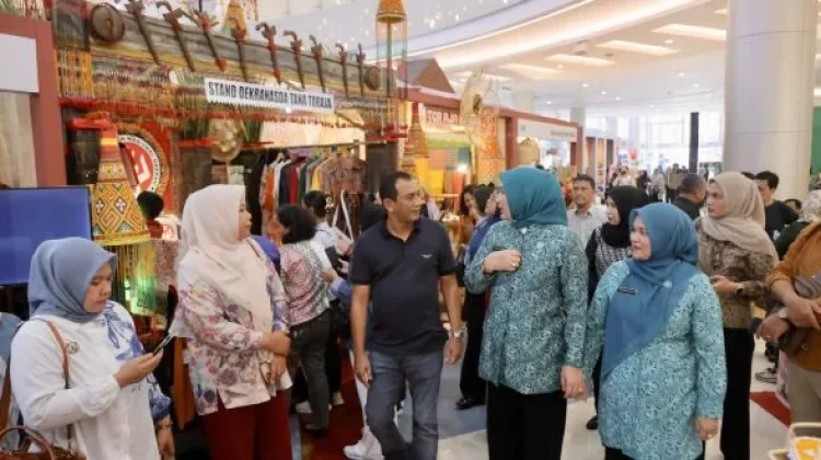 Ketua Dekranasda Aceh Tinjau Stand Pameran Kriya dan Wastra di Makassar