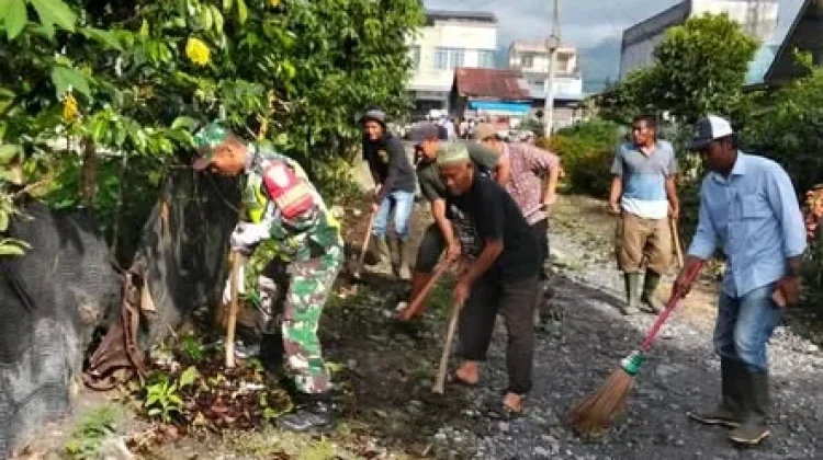 Warga Tawar Sedenge Gotong Royong Bersihkan Lingkungan