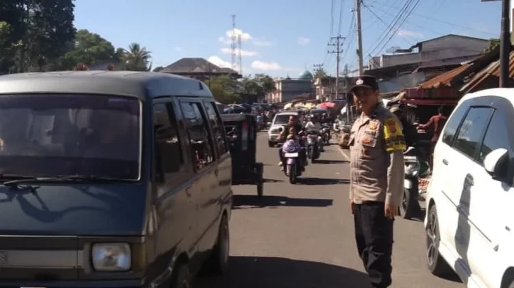 Polsek Wih Pesam Intensifkan Patroli dan Pengaturan Lalu Lintas di Pasar Tumpah