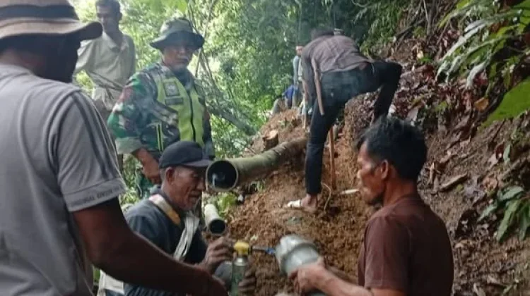 Babinsa Pos Ramil Syiah Utama  Bersama Warga Perbaiki Saluran Air di Rusip
