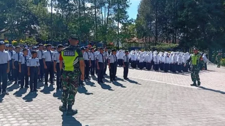 TNI Berikan Pembekalan Disiplin dan PBB kepada Siswa Baru SMP Negeri 2 Wih Pesam