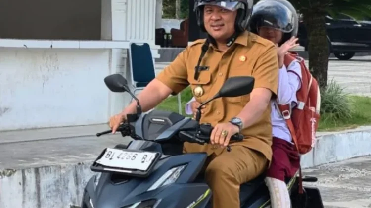 Bupati Gayo Lues Antar Anak di Hari Pertama Sekolah