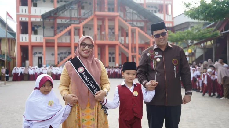 Bupati Haili Antar Siswa di Hari Pertama Sekolah