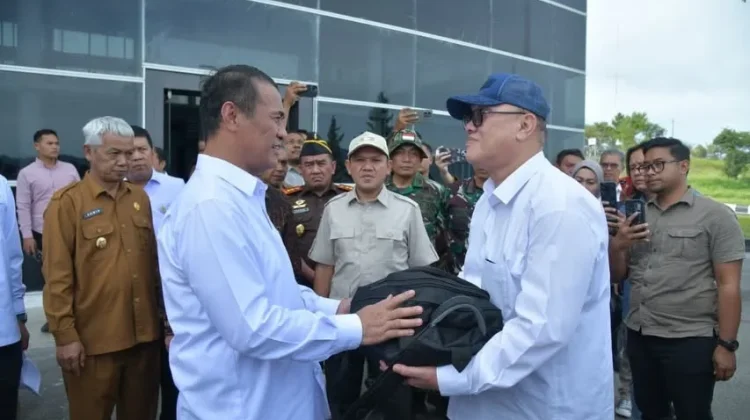 Menteri Pertanian Serahkan Bantuan Rp 1 Miliar untuk Masjid  di Bener Meriah